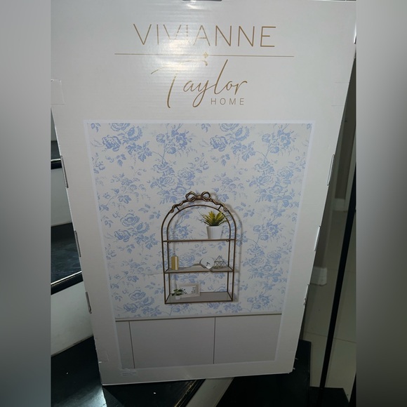 Elegant White Display Shelves for Wall Decor - Picture 3 of 8